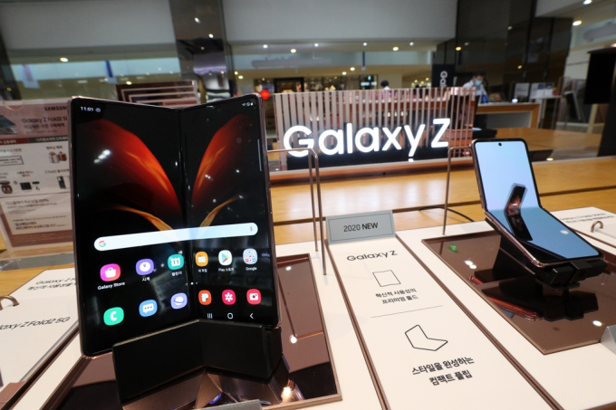 Global　folding　screen　market　to　explode　as　Samsung　set　to　supply　to　China