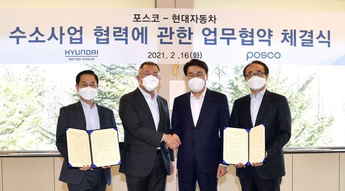 Hyundai　Motor　Chairman　Chung　Euisun　(2nd　from　left)　and　POSCO　CEO　Choi　Jeong-woo　(3rd　from　left)　shake　hands　after　signing　a　business　tie-up.