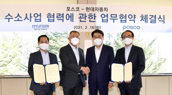 Hyundai Motor Chairman Chung Euisun (2nd from left) and POSCO CEO Choi Jeong-woo (3rd from left) shake hands after signing a business tie-up.