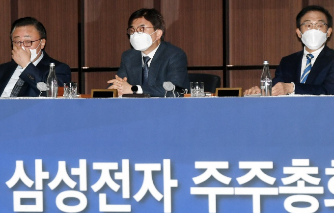 From　left:　Executive　directors　Koh　Dong-jin,　Kim　Hyun-suk,　Kim　Ki-nam　(Photo　by　Hur　Moon-chan)