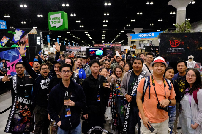 Fans　gather　to　meet　their　favorite　Naver　Webtoon　artists　at　the　Los　Angeles　Comic　Con.