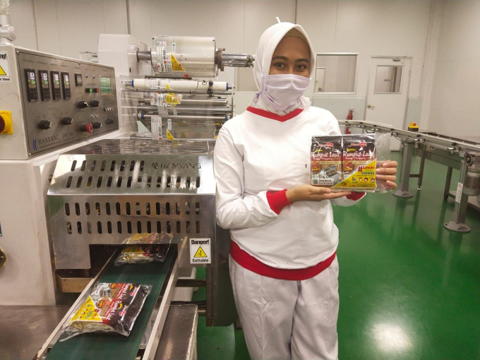 Daesang's　Indonesia-based　plant　produces　dried　seaweed　under　the　Mamasuka　brand. 