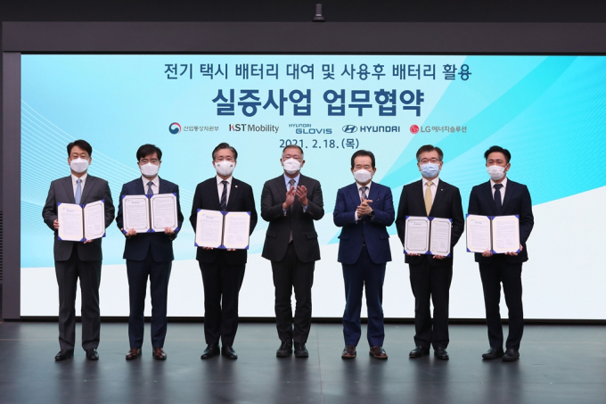 Hyundai　Motor　Chairman　Chung　Euisun　(center),　government　and　other　company　officials　pose　for　a　photo　after　signing　an　agreement　on　battery　business　cooperation.
