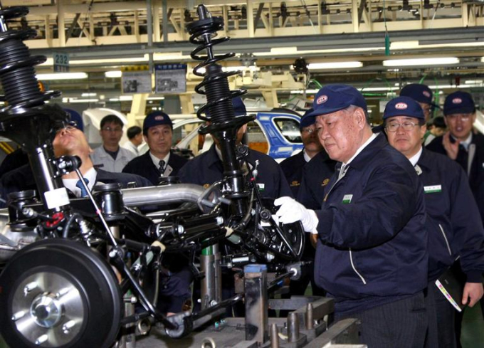 Chung Mong-koo, honorary chairman of Hyundai Motor Group, visits a Kia plant in 2008.