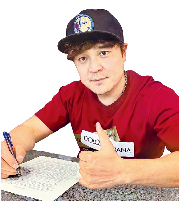 Choo is the highest-paid baseball player in Korean baseball history.