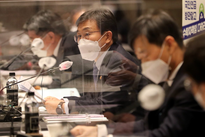 Kwon　Deok-cheol,　Minister　of　Health　and　Welfare,　speaks　to　the　NPS　fund　management　committee　on　Feb.　24.