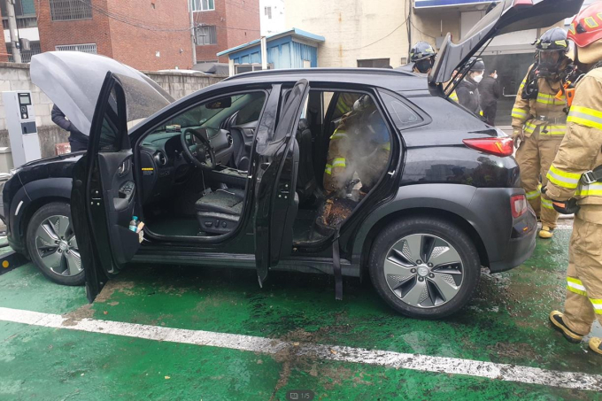 A　Hyundai　Motor　Kona　EV　catches　fire　while　charging　its　battery　at　a　charging　station.