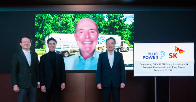 From　left:　SK　E&S　Vice　President　Yu　Jeong-Joon,　SK　E&S　President　Choo　Hyeong-wook,　Plug　Power　CEO　Andrew　Marsh　(on　screen)　and　SK　Holdings　President　Jang　Dong-hyun