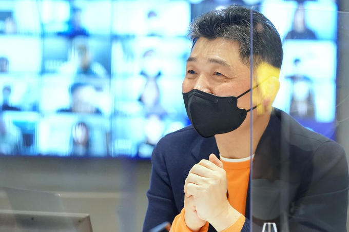 Kakao　founder　and　Chairman　Brian　Kim　during　a　Feb.　26　virtual　town　hall　meeting　with　Kakao　employees.