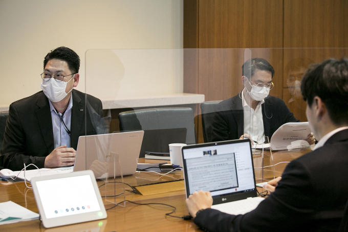 Gunung　Lee,　head　of　KIC's　asset　allocation　(at　left)　and　Sungil　Kim,　head　of　investment　strategy　(at　right)