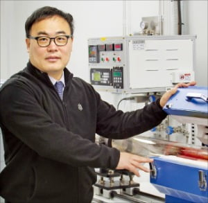 Graphene　Square　CEO　Hong　Byung-hee　presents　graphene　production　equipment