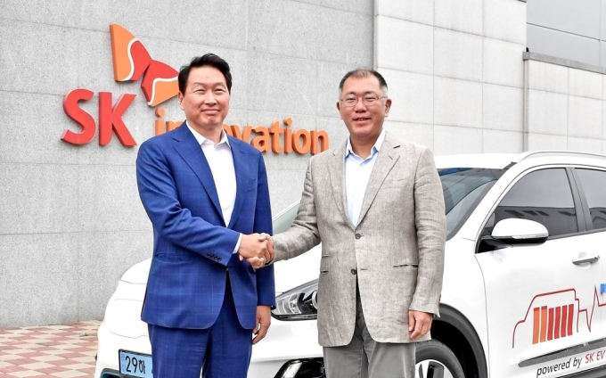 Hyundai　Motor　Group　Chairman　Chung　Euisun　(right)　and　SK　Group　Chairman　Chey　Tae-won　shake　hands　after　signing　an　MOU　on　hydrogen　projects. 