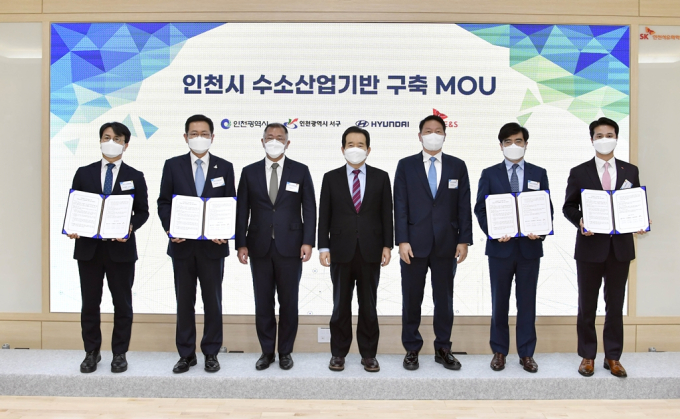 South Korean Prime Minister Chung Sye-kyun (center) and heads of big conglomerates pose for a photo after signing an MOU on hydrogen cooperation.