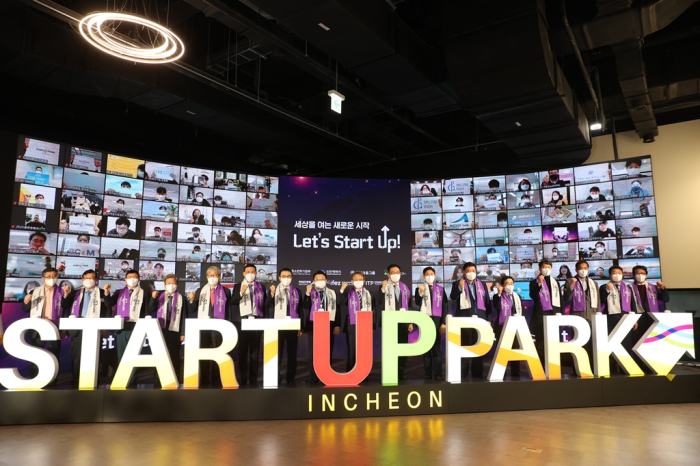 Government　officials　pose　for　a　photo　at　the　opening　ceremony　of　Startup　Park　in　Incheon　in　February.