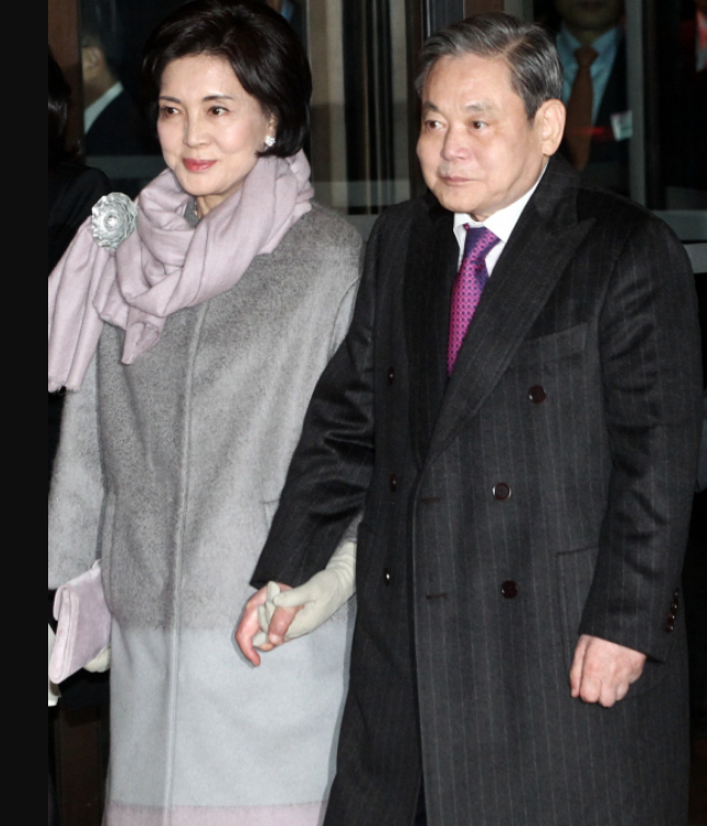 The　late　Samsung　Chairman　Lee　Kun-hee　with　wife　Hong　Ra-hee,　philanthropist　and　director　of　Leeum,　Samsung　Museum　of　Art