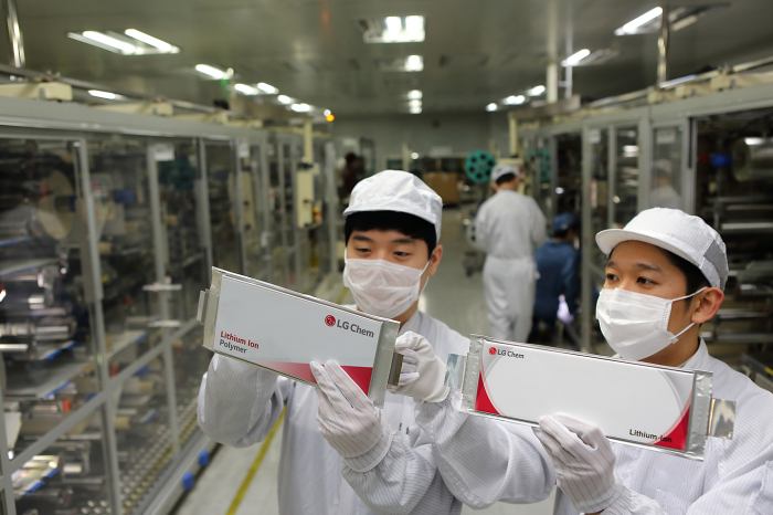 LG　Chem　employees　on　the　EV　battery　production　line