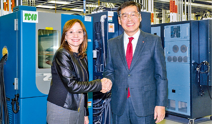 GM　CEO　Mary　Barra　and　LG　Chem　Vice　Chairman　Shin　Hak-cheol　shake　hands　after　a　battery　JV　deal　in　2019.