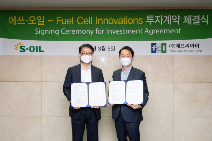 S-Oil　President　Ryu　Yeol　(left)　and　FCI　President　Lee　Tae-won　ink　investment　agreement　on　Mar.　5.