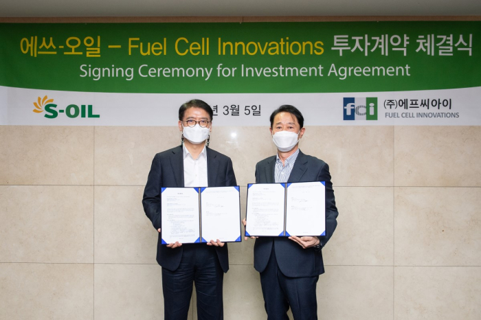 S-Oil President Ryu Yeol (left) and FCI President Lee Tae-won ink investment agreement on Mar. 5.