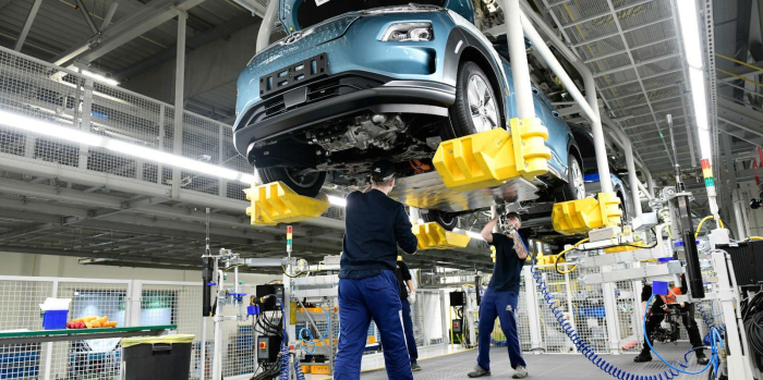 Hyundai　Motor　workers　are　manufacturing　the　Kona　SUV　at　an　assembly　line.
