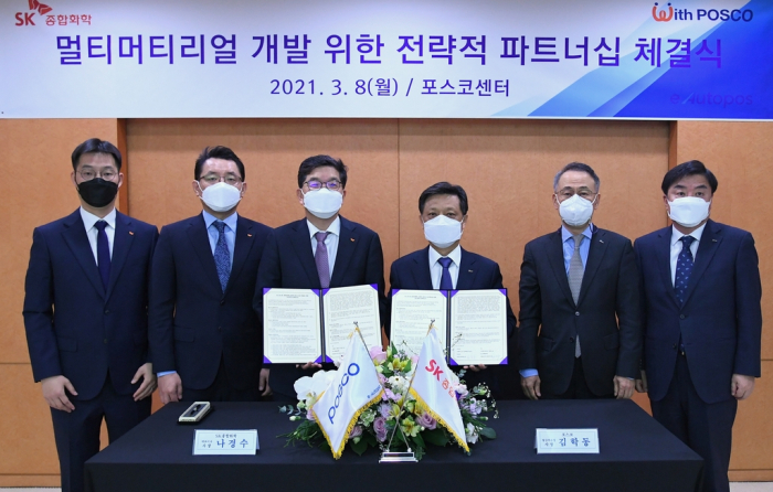 SK　Global　Chemical　CEO　Na　Kyung-soo,　third　from　left,　and　POSCO　Head　of　Steel　Business　Unit　Kim　Hak-dong,　third　from　right,　sign　agreement