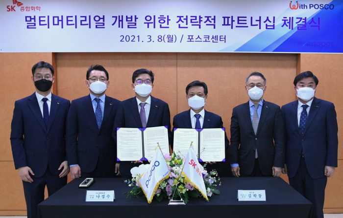SK Global Chemical CEO Na Kyung-soo, third from left, and POSCO Head of Steel Business Unit Kim Hak-dong, third from right, sign agreement