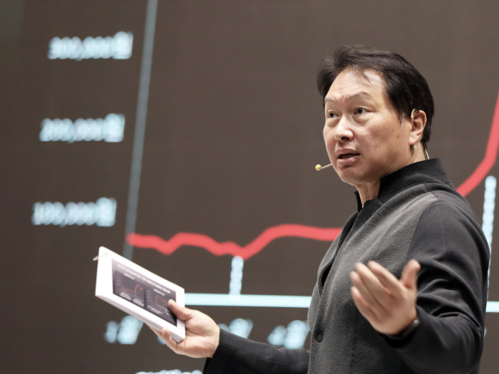 SK　Group　Chairman　Chey　Tae-won　speaks　during　a　CEO　seminar　of　group　units　in　October　2020.
