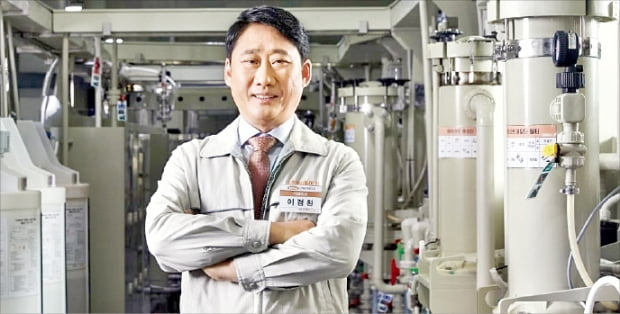Lee　Kyung-hwan,　founder　and　CEO　of　BH,　stands　in　front　of　FPCB　manufacturing　facilities.