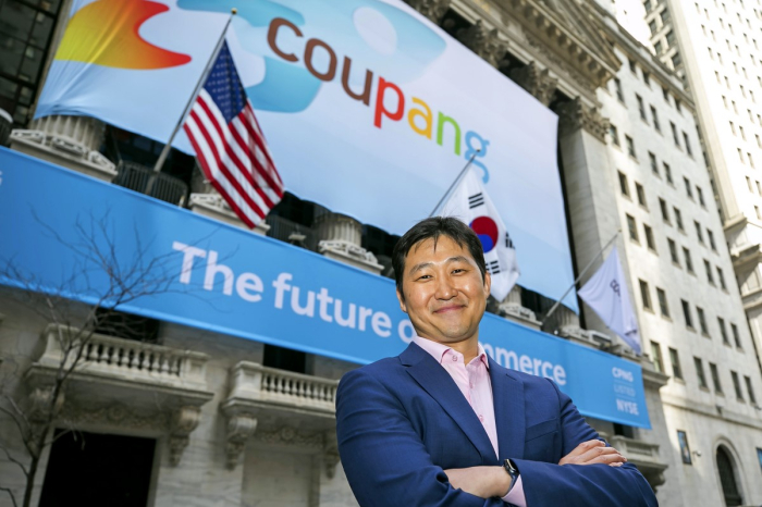 Coupang　Chief　Executive　Kim　Bom-suk　in　front　of　the　New　York　Stock　Exchange　Building　on　Mar.　11.