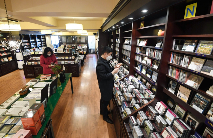 Music　albums　in　traditional　formats　such　as　CDs,　DVDs　and　LP　records　are　gaining　popularity