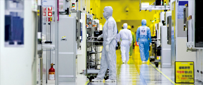 A　chip　cleaning　room　at　Samsung　Electronics