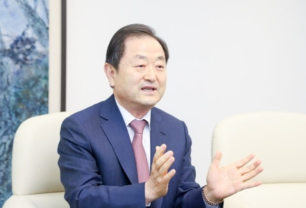 Shin　Yong-mun,　chairman　of　Korea　Die　&　Mold　Industry　Cooperative　(KODMIC)