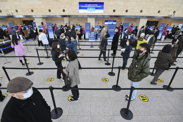 Samsung Electronics' minority shareholders in a queue to register for the Mar. 17 AGM