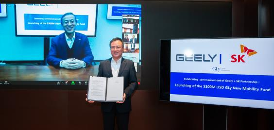 SK　Holdings　CEO　Jang　Dong-hyun　poses　for　a　photo　after　a　joint　fund　launch　with　Geely.