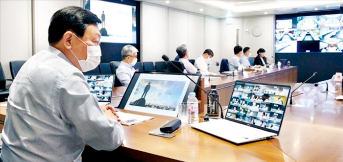 Lottee Group Chairman Shin Dong-bin presides over a CEO meeting in January.