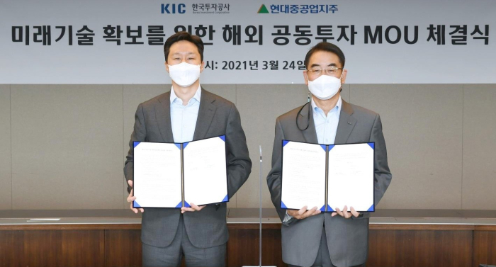 Hyundai　Heavy　Vice　Chairman　Chung　Ki-sun　(on　left)　and　KIC　Chief　Executive　Choi　Hee-nam