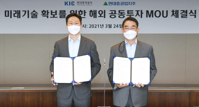 Hyundai Heavy Vice Chairman Chung Ki-sun (on left) and KIC Chief Executive Choi Hee-nam