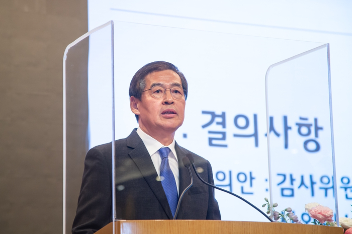 LG　Chem　Vice　Chairman　and　CEO　Shin　Hak-cheol　speaks　at　the　shareholder　meeting.