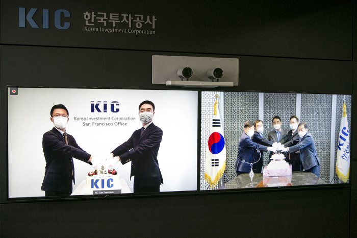 KIC　held　an　office　opening　ceremony　online　simultaneously　in　San　Francisco　(on　left)　and　Seoul