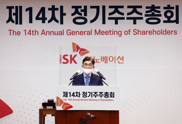 Lee　Myoung-young,　senior　executive　VP　of　SK　Innovation,　speaks　at　the　AGM. 