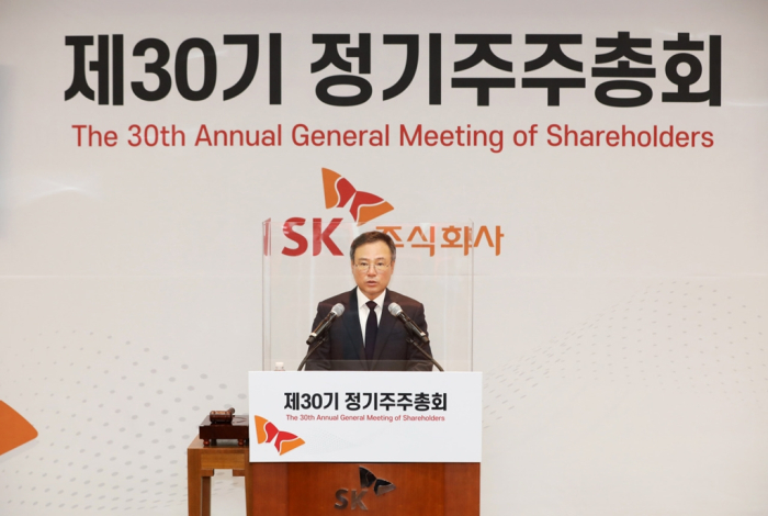 SK　Inc.　CEO　Jang　Dong-hyun　speaks　at　the　AGM.