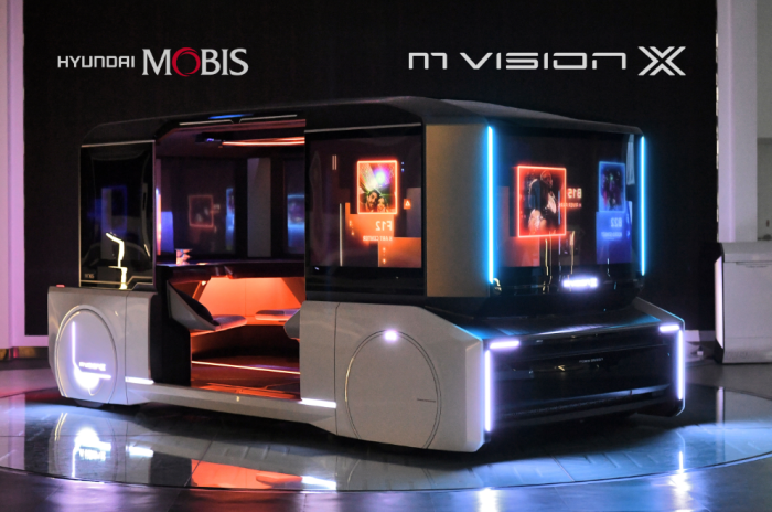 Hyundai Mobis M.Vision X using a 360º window as a display (courtesy of Hyundai Mobis)