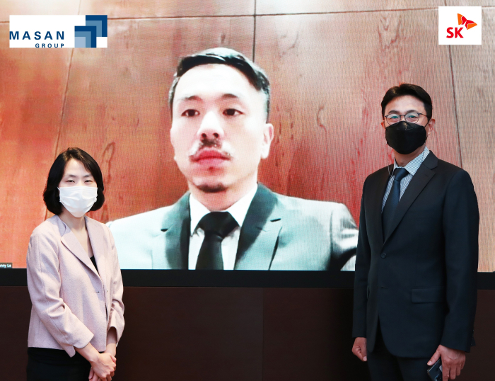 SK officials pose for a photo after signing a deal to buy a stake in VinCommerce.