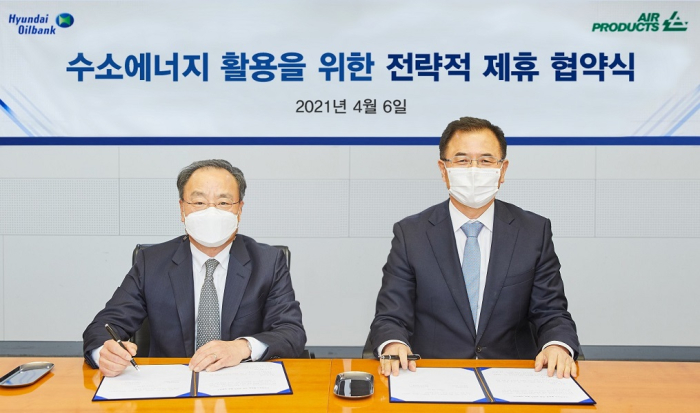 Air　Products　Korea　President　Kim　Kyo-yung　(left);　Hyundai　Oilbank　CEO　Kang　Dal-ho　(right)