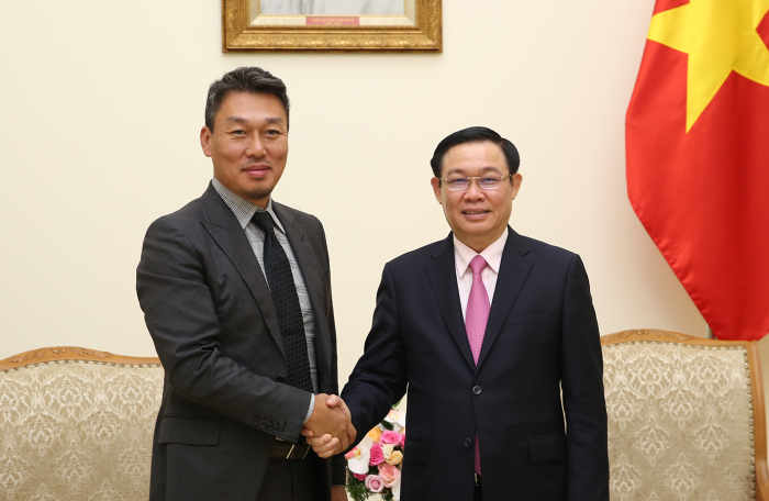 Alliex　CEO　Park　Byoung-gun　(left);　Vietnam's　Deputy　Prime　Minister　Vuong　Dinh　Hue　(right)　in　a　2019　meeting　(Courtesy　of　Vietnam　Government　Portal)