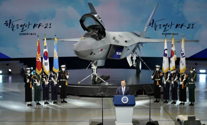 President　Moon　Jae-in　speaks　at　the　unveiling　of　the　next-generation　fighter　prototype. 