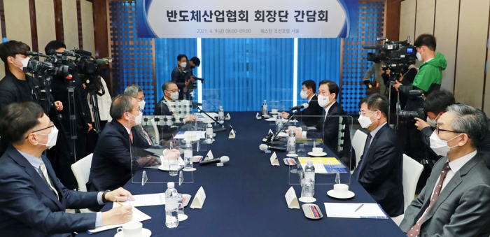 Korean　chipmaker　executives　attend　a　meeting　presided　over　by　Industry　Minister　Sung　Yoon-mo　in　March.