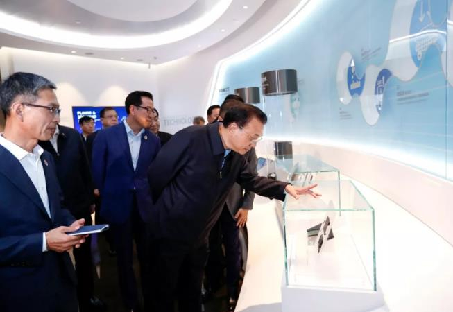 Chinese Premier Li Keqiang visits Samsung Electronics' Xian chip plant in 2019.