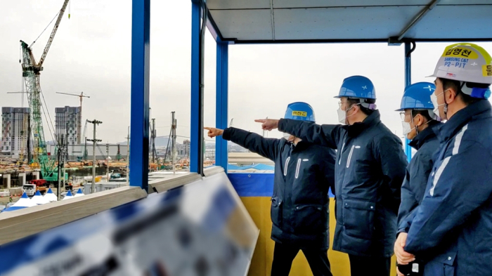 Samsung Electronics Vice Chairman Jay Lee visits a chip plant construction site in Pyeongtaek in January.