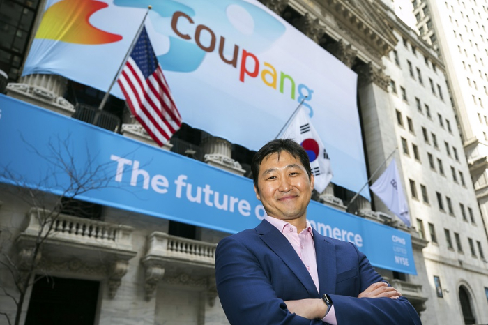 Coupang　CEO　Kim　Bom-suk　in　front　of　the　NYSE　Building　in　March　2021　(Courtesy　of　Coupang)